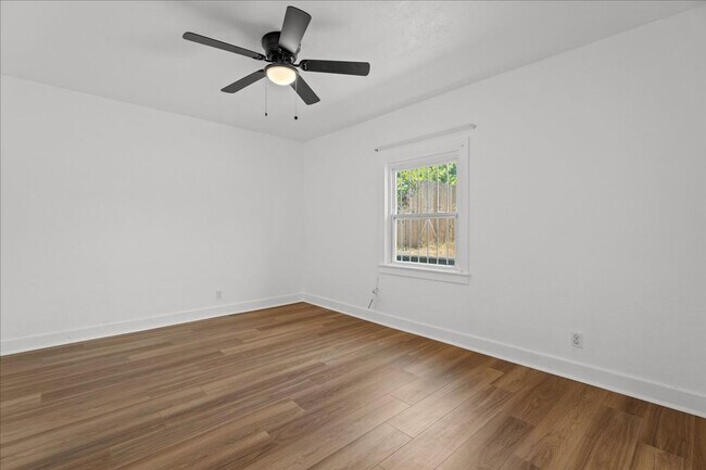 Building Photo - Stylish and Updated North Inglewood House ...