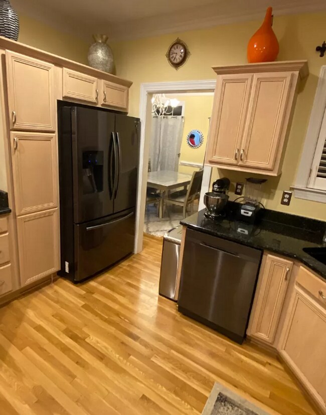 Building Photo - Spacious 4 bed home in desirable Snug Harbor!