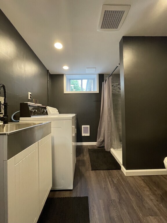 Lower Laundry/BA - 810 Brinsmere Dr