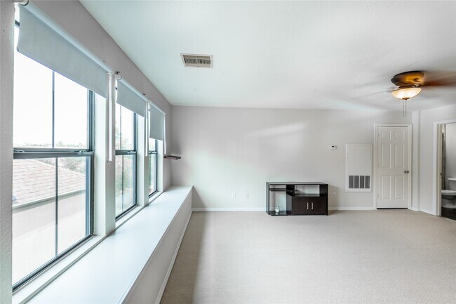 Building Photo - 2923 Royal Oaks Crest