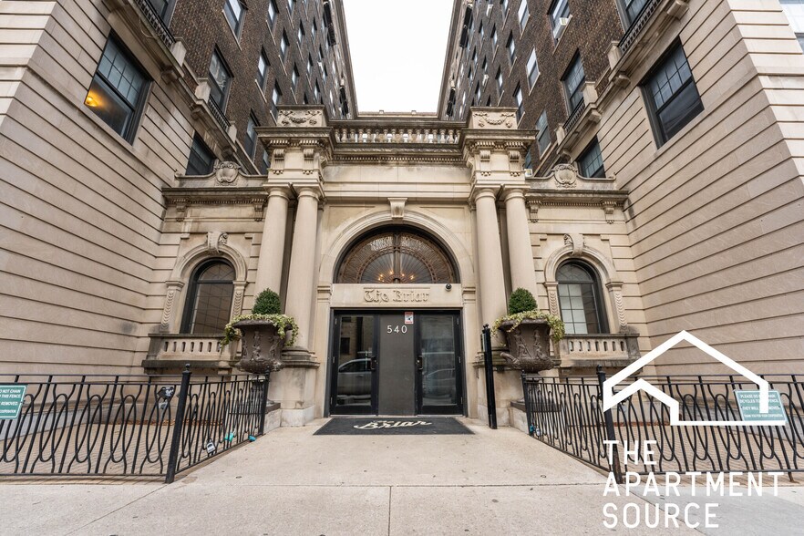 Building Photo - 540 W Briar Pl