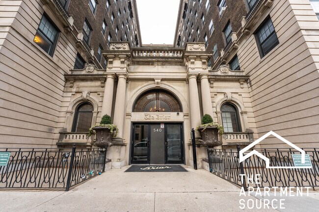 Building Photo - 540 W Briar Pl