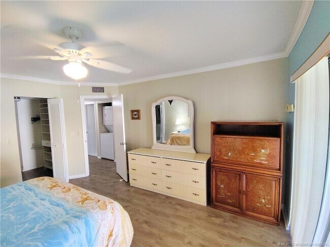 Building Photo - 511 SW South River Dr