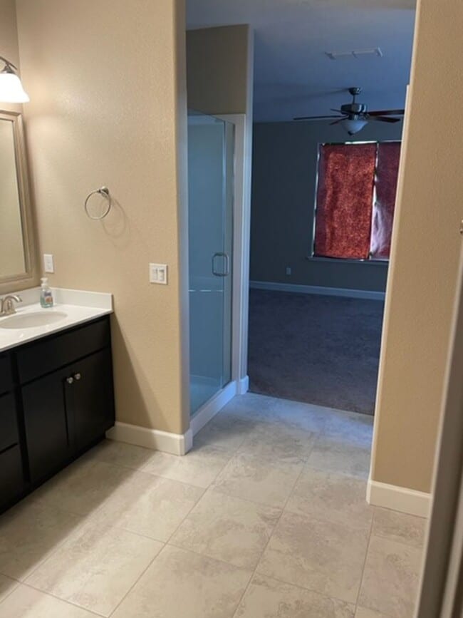 Building Photo - Beautiful spacious home