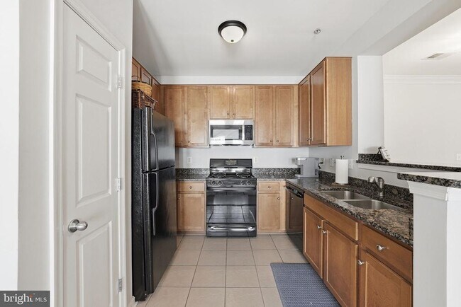 Building Photo - 4852 Eisenhower Ave