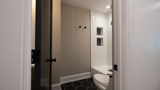 Building Photo - Newly Rehabbed 3-bedroom, 2-bath Gem with In-Unit Washer/Dryer! Discover Uptown Living.