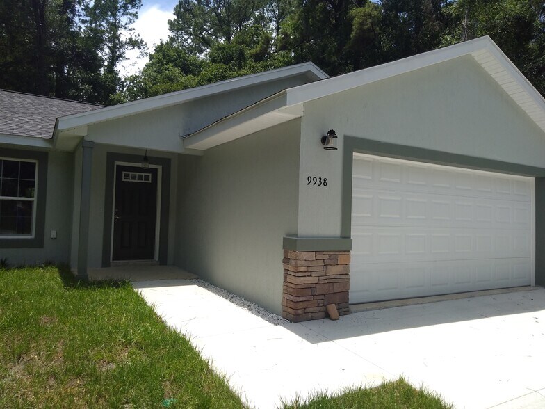 Primary Photo - 9938 N Athenia Dr