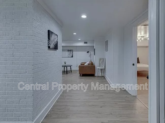 Building Photo - 1126 N Hwy 25 Bypass