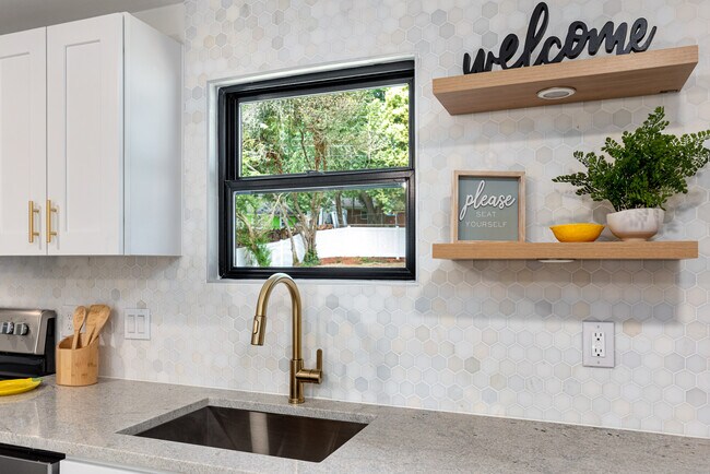 Building Photo - 5708 Southampton Rd