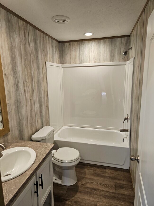 Building Photo - 737 Long Branch Rd