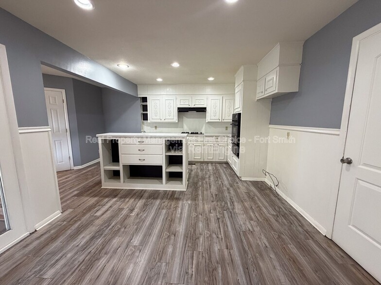 Building Photo - 1901 S 72nd St