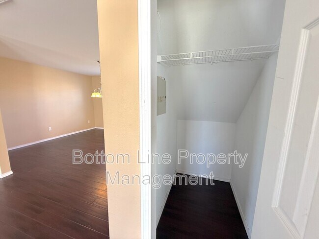 Building Photo - 8125 Rosberg Ln