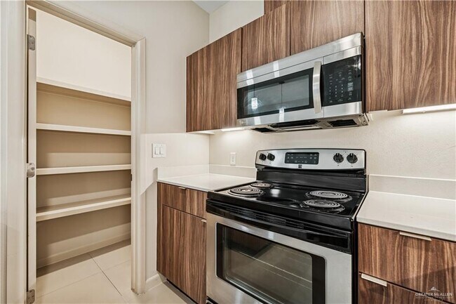 Building Photo - 15 Olympia Ave