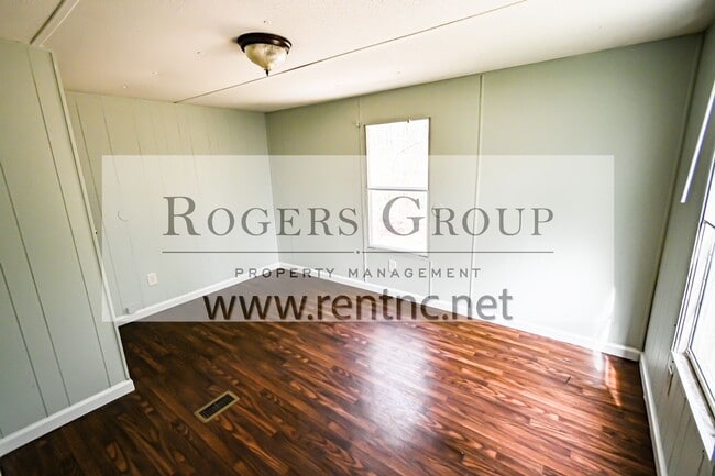 Building Photo - 65 Mark St