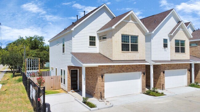 Building Photo - 305 Queen Sude Ln