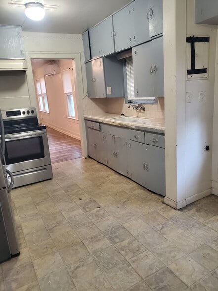 Kitchen - 222 W Murrill St