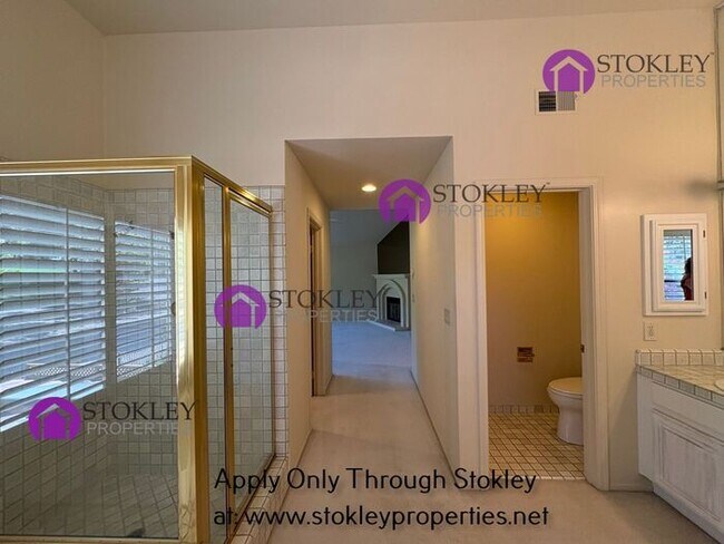 Building Photo - 270 Live Oak Dr