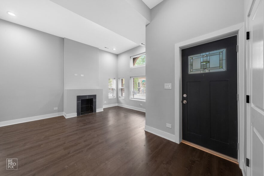 Building Photo - 700 S Loomis St