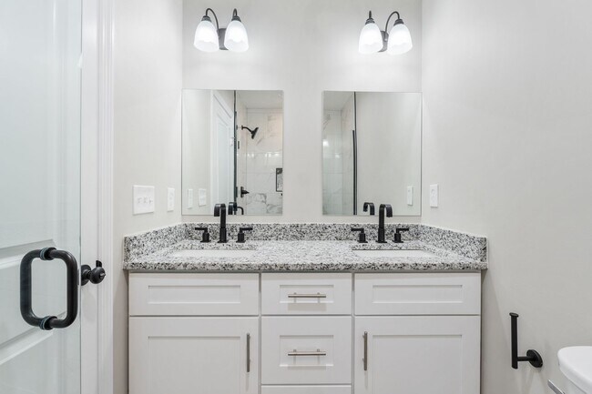 Building Photo - 3 bedroom BRAND NEW Townhome in Cleveland!