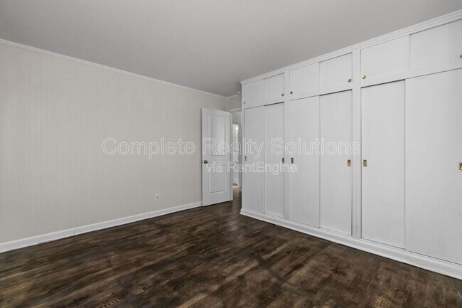 Building Photo - 9834 Portage Dr