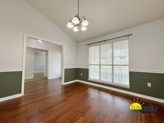 Building Photo - Stunning South Crestview Home with many Custom Details!