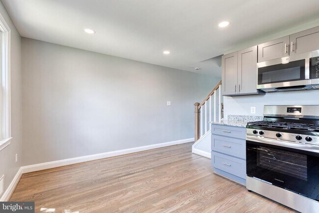 Building Photo - 633 Lucia Ave