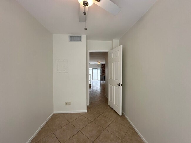 Building Photo - 22865 Del Valle St