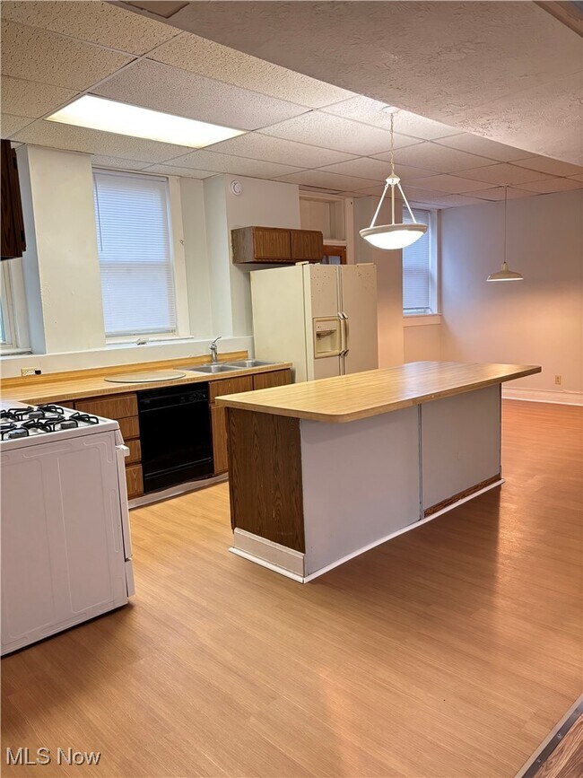 Building Photo - 1066 E 62nd St