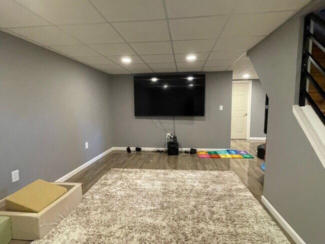 Building Photo - 727 Macphail Ct S