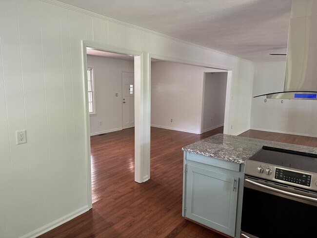 Building Photo - 1240 Longview Dr