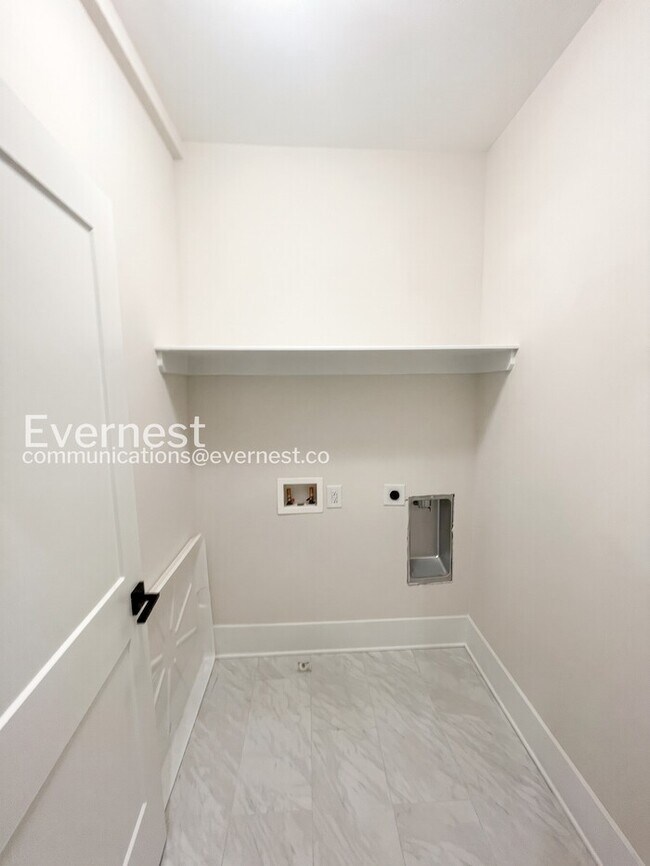 Building Photo - 4 Bed/2.5 Bath Town Home with Garage / Pet-Friendly / Available Now!