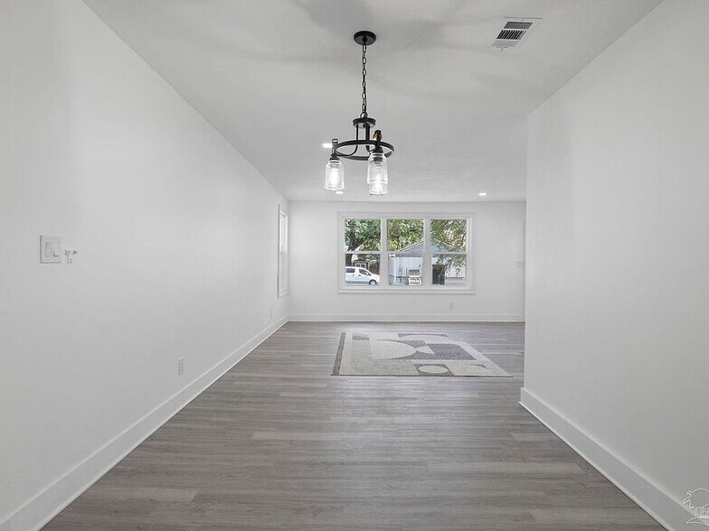 Building Photo - 908 E Lee St