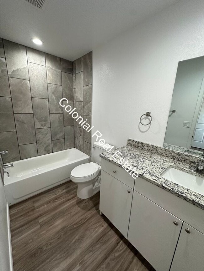 Building Photo - Spacious and updated 2 bedroom 2 bathroom apartment for rent. Central heat and air, granite count...