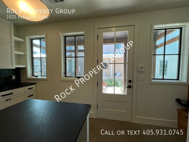 Building Photo - 1025 Pedalers Ln