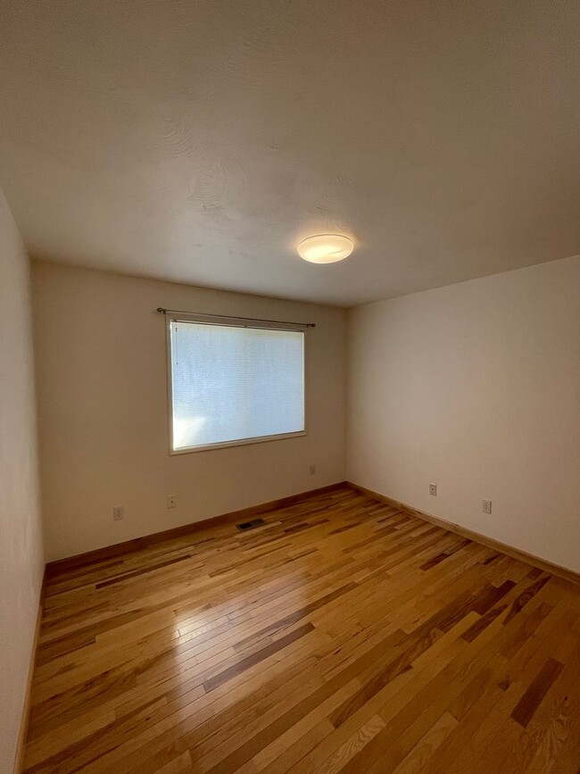 Building Photo - Large 4 Bed/ 2 Full Bath Home in the Gilha...