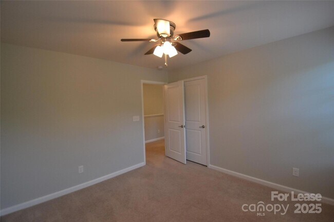 Building Photo - 1606 Fleetwood Dr
