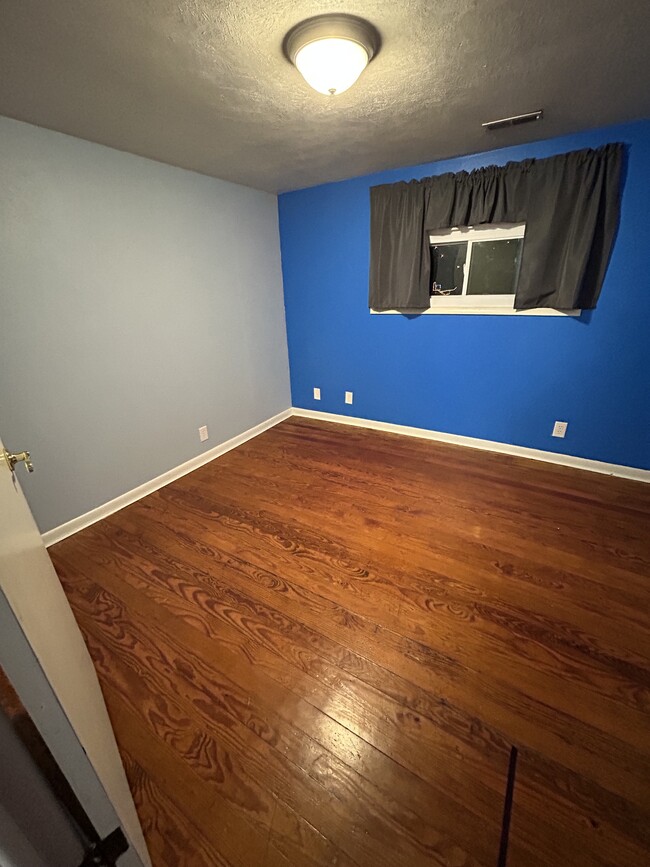 Bedroom 2 upstairs - 821 Baier St