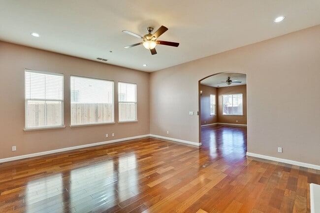 Building Photo - Spacious 3 Bedroom, 2 Bathroom Home with D...