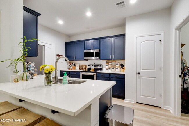 Building Photo - 132 Springsteen Ln
