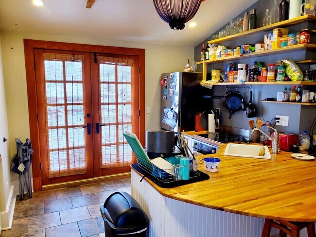 Building Photo - 719 Remington St