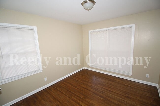 Building Photo - 5127 Kingswood Cir