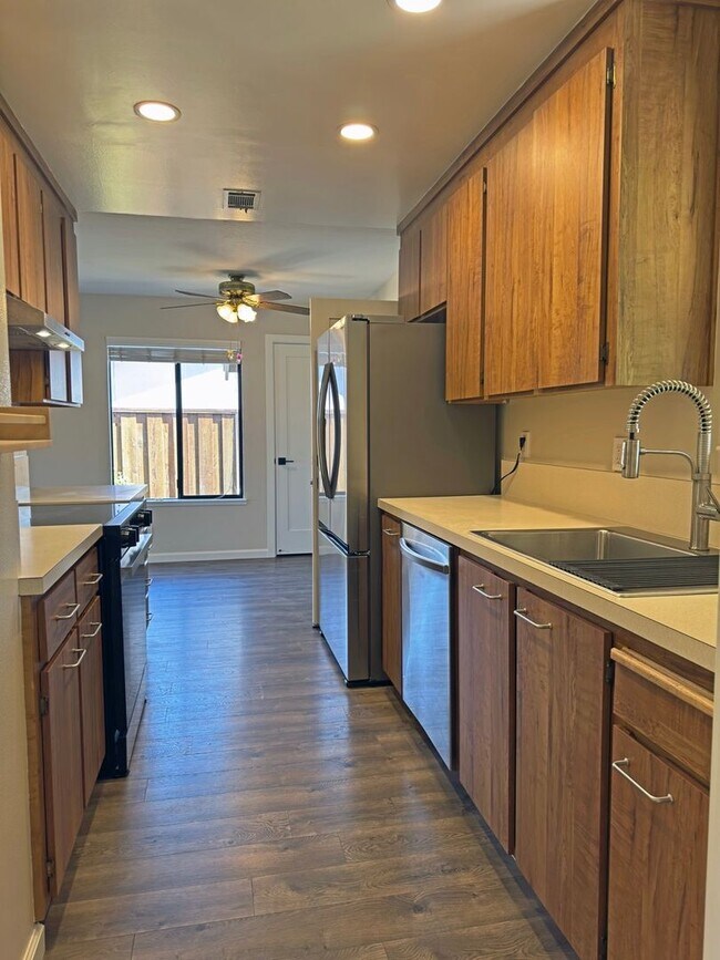 Building Photo - Beautiful Updated 3 Bedroom, 2 Bathroom Sa...