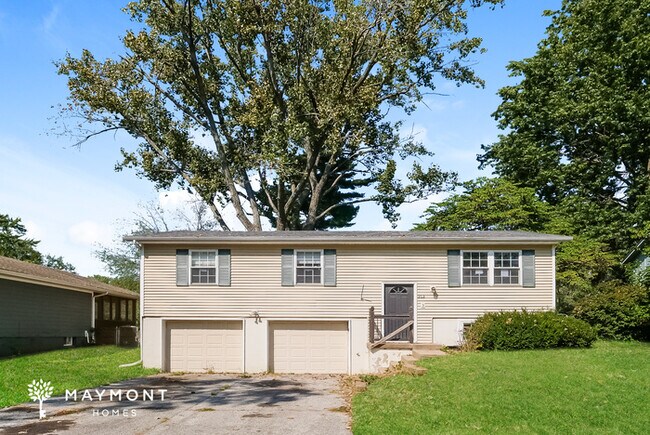 Primary Photo - 313 NE Lakeview Dr
