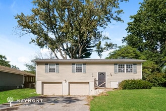 Building Photo - 313 NE Lakeview Dr