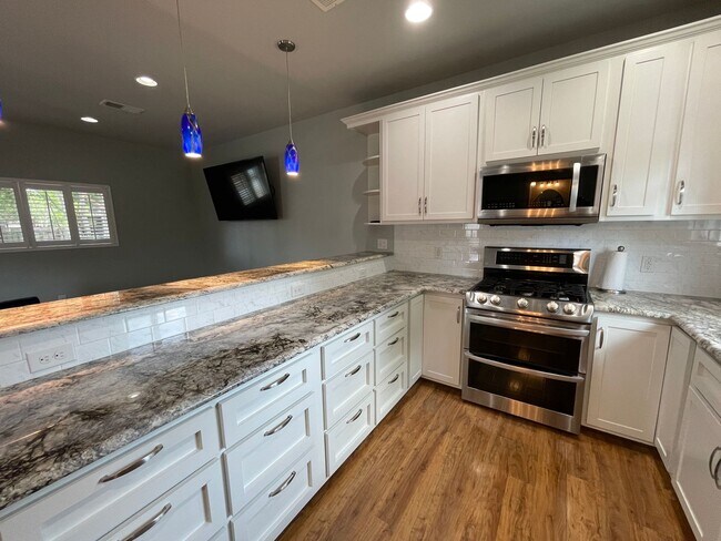 Building Photo - Amazing detached 2/2.5 duplex in Central Austin!!!