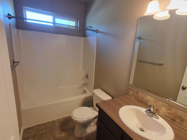 Building Photo - For rent West Kennewick