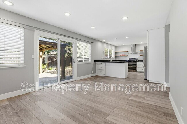 Building Photo - 15120 Venetian Way