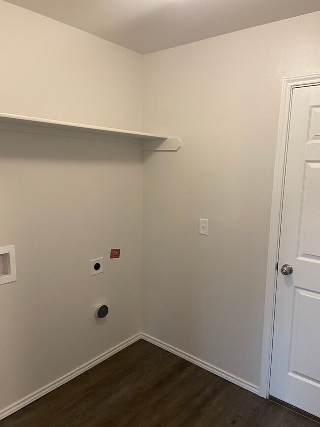 Building Photo - Move-In Ready! Charming 3-Bedroom, 2-Bath Home in Shadow Valley