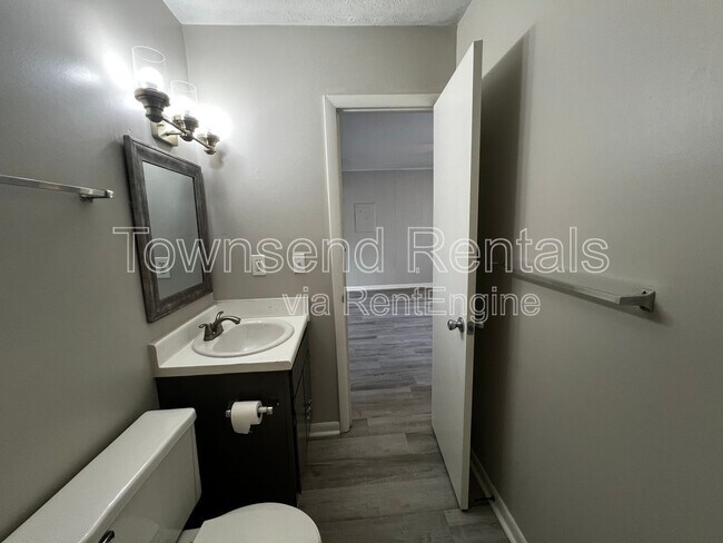 Building Photo - 5841 Century Oaks Dr