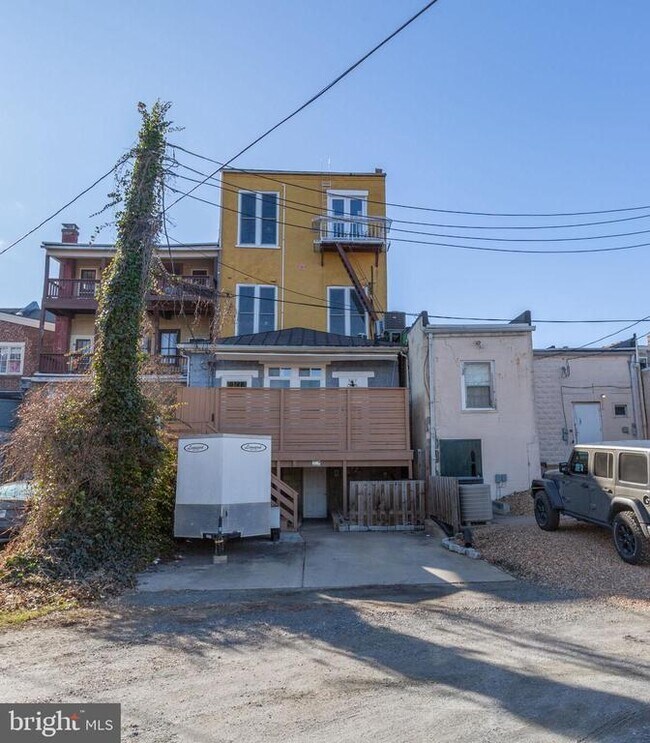 Building Photo - 809 Caroline St